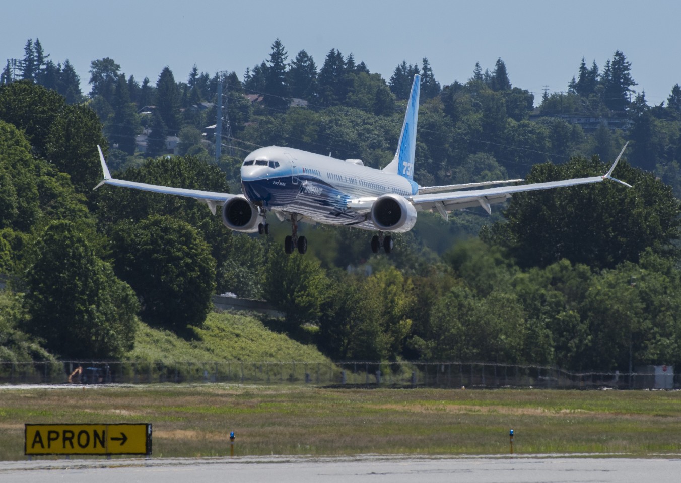 Boeing completes successful 737-10 first flight