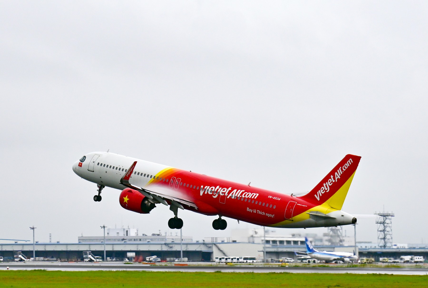 Vietjet launches maiden flights to Fukuoka and Nagoya from Hanoi