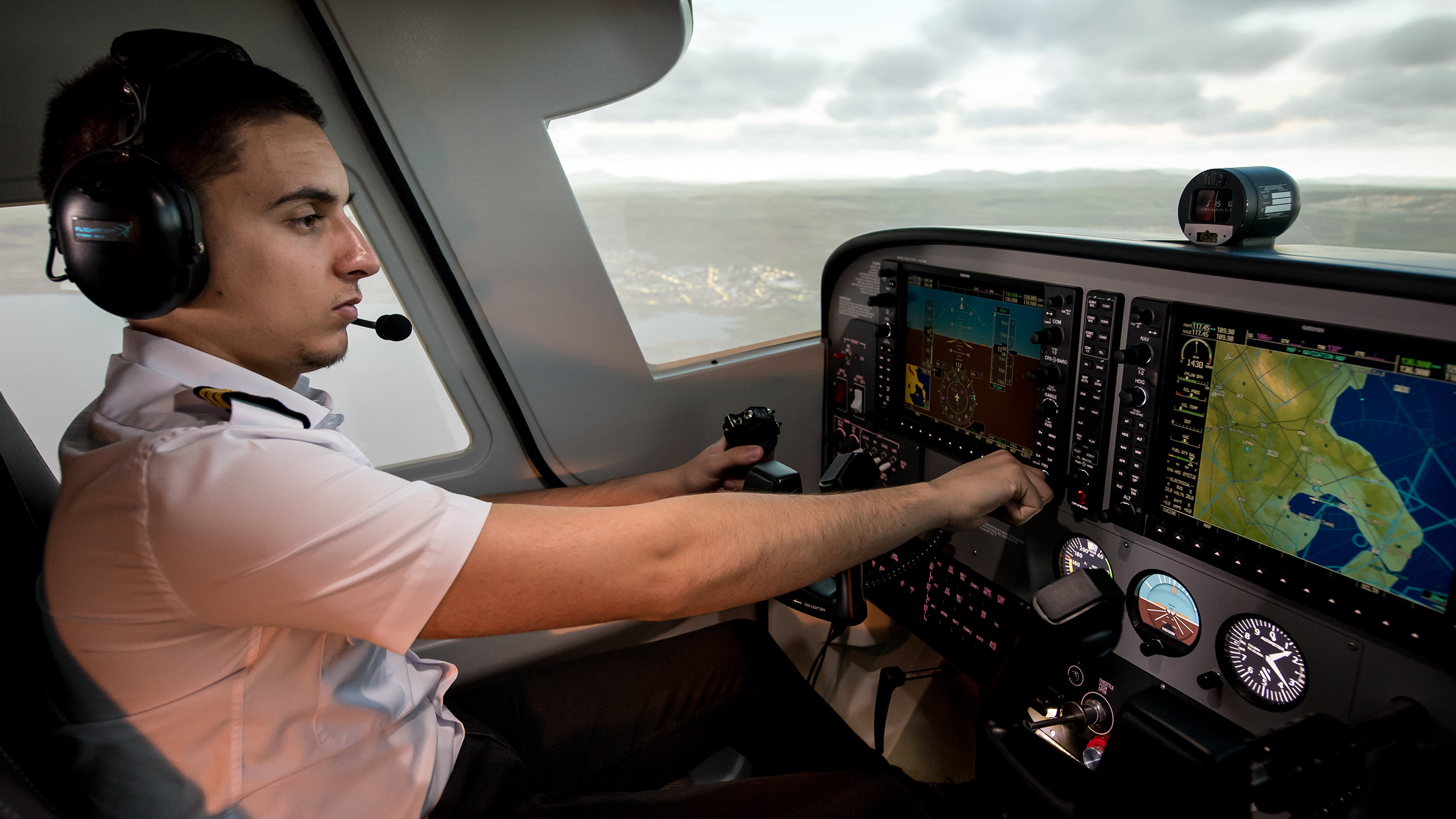 Azerbaijan Airlines selects Cessna Skyhawk ALSIM AL172 flight simulator for training